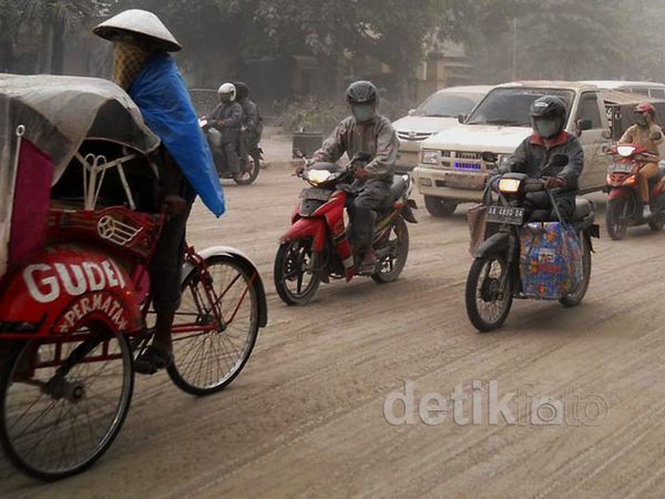 Hujan Abu Hujani Yogyakarta