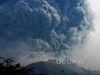 Gunung Kelud Masih Muntahkan Abu Vulkanik