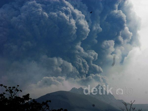 Gunung Kelud Masih Muntahkan Abu Vulkanik