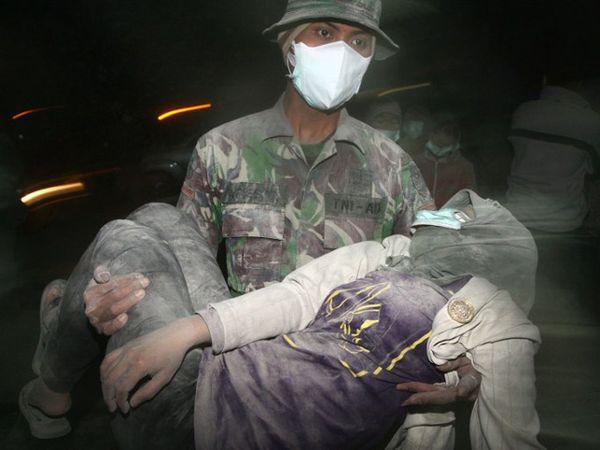 Korban Gunung Kelud Terus Dievakuasi