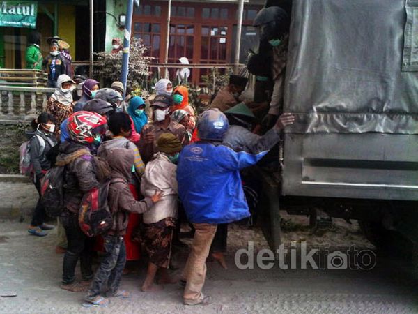 Evakuasi Korban Gunung Kelud di Malang Evakuasi Korban Gunung Kelud di Malang