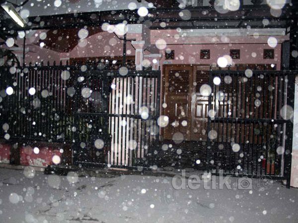 Hujan Abu dan Pasir Gunung Kelud di Kediri