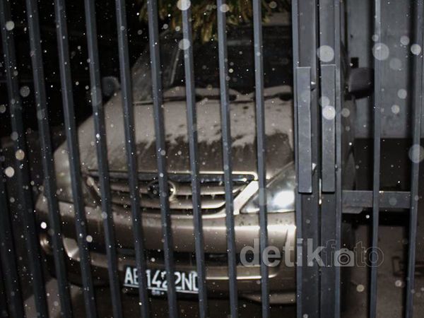 Kendaraan Warga Mandi Abu Vulkanik