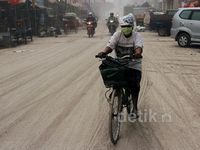 Solo Diselimuti Abu Tebal