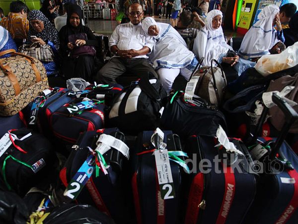 Bandara Ditutup Penumpang Padati Stasiun Gambir Bandara Ditutup Penumpang Padati Stasiun Gambir