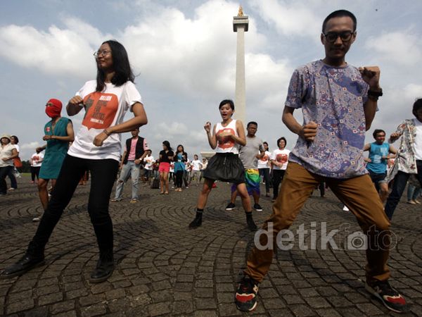 Ratusan Orang Menari Bersama di Monas Ratusan Orang Menari Bersama di Monas
