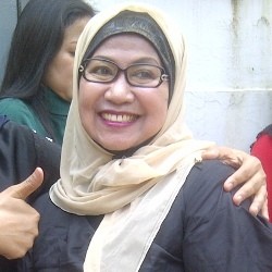 Tunggu Antrean Besuk, Ibunda Dewi Persik Tegar