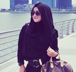 Hijab Style: Cantiknya Pipik Dian Irawati dengan Gaya Busana Sederhana