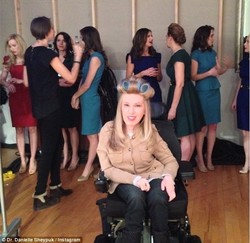 Pertama Kalinya, Model dengan Kursi Roda Di Runway New York Fashion Week