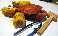 The Holy Crab: Tak Perlu Gengsi Melahap Kepiting dan Udang dengan Tangan!