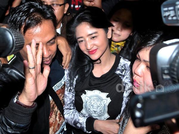 Momen-momen Dewi Persik Masuk Tahanan