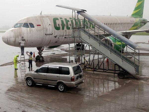 Gunung Kelud Meletus, Bandara Adisutjipto Ditutup