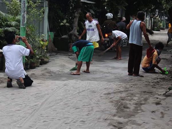 Warga Kediri Bersih-bersih Abu Gunung Kelud