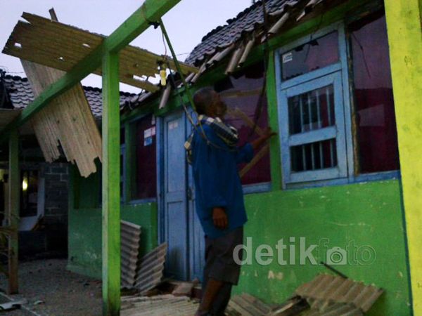 Atap Rumah Warga Rusak Akibat Abu Vulkanik