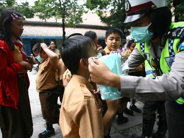 Polisi Bagikan Masker ke Siswa SD