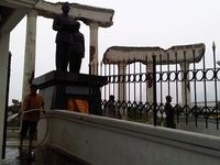 Patung Soekarno-Hatta Dibersihkan dari Abu Kelud