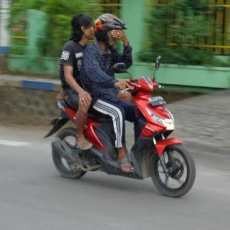 Hujan Abu Kelud Hingga ke Pacitan, Pengendara Motor Kurangi Laju Kecepatan