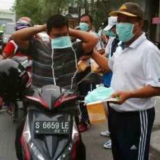 Hujan Abu Kelud, Bupati Lamongan Bagi-bagi Masker