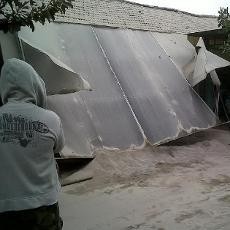 Tebal Abu Kelud Hingga 10 Cm, Kanopi di Beberapa Pertokoan di Kediri Ambruk
