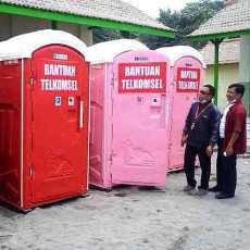Pengungsi Kelud Manfaatkan Bantuan MCK Telkomsel