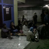 Gunung Kelud Meletus, Warga Jombang ini Mengungsi ke Teras Toko