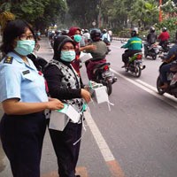 Surabaya Hujan Abu Kelud, Walikota Risma Bagikan Masker ke Warga