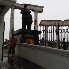 Patung Soekarno-Hatta di Tugu Pahlawan Dibersihkan Dari Abu Kelud