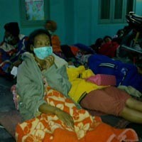 Pengungsi di Blitar Nekat Pulang untuk Bersihkan Abu di Atap Rumah