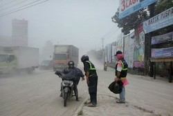 Bagikan Masker Gratis, Agung Rela Sesak Napas di Perempatan