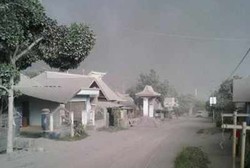 Debu Vulkanik Kelud Masih Pekat, Masalah Pernapasan, Mata, dan Kulit Mengintai