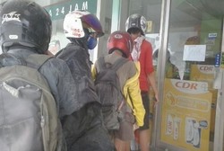 Antre Beli Masker di Apotek, Warga Yogya Dilayani Lewat Loket