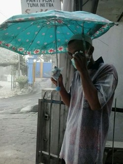 Pria Yogya Ini Alami Iritasi Mata Akibat Debu Gunung Kelud