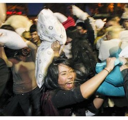 Ciuman di Atas Es Sampai Larangan Seks, Ini 6 Perayaan Valentine Paling Aneh