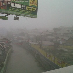 Pakai Masker! Abu Kelud Bak Kabut yang Menyelimuti Yogya
