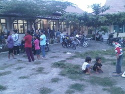 Pengungsi Pria Kembali ke Rumah, Wanita dan Anak-anak Tetap di Posko