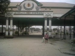 Abu Gunung Kelud di Keraton Yogya Mulai Dibersihkan