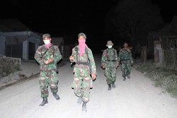 Personel Marinir Patroli Malam Amankan Perkampungan Warga