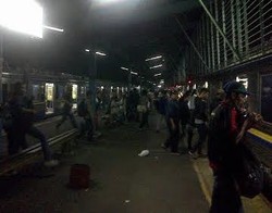 Seorang Remaja Nekat Naik Atap KRL di Stasiun Universitas Pancasila