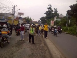 Polisi di Depok Gotong Royong Tambal Jalan Rusak di Jl Raya Bogor