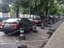 3 Mobil Pelat RFS Parkir di Zona Larangan Parkir di Taman Suropati