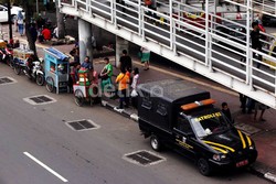Asyik! Petugas Pertamanan dan PKL Akur di Pinggir Jalan Protokol Sudirman