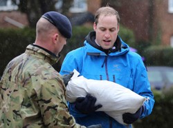 Pangeran William dan Harry Rela Nyemplung ke Kali Bantu Korban Banjir