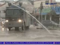 Kerahkan Water Canon, Polisi Sterilisasi Jalan dari Abu Vulkanik