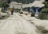 Perkampungan di Ngantang Malang Berselimut Abu