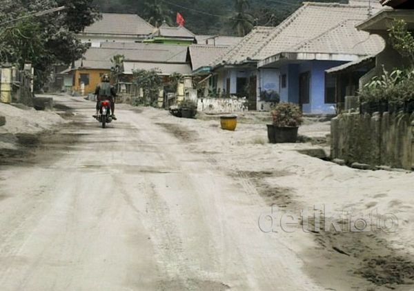 Perkampungan di Ngantang Malang Berselimut Abu