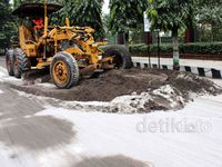Gotong-royong Bersihkan Abu Kelud di Kediri