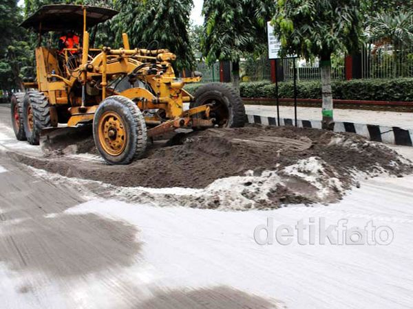 Gotong-royong Bersihkan Abu Kelud di Kediri