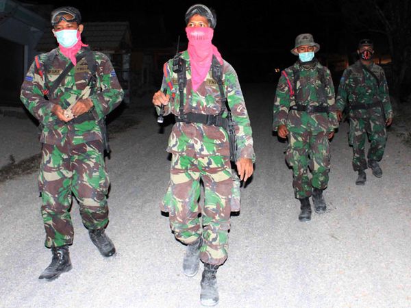 Marinir Patroli Keamanan di Lereng Kelud
