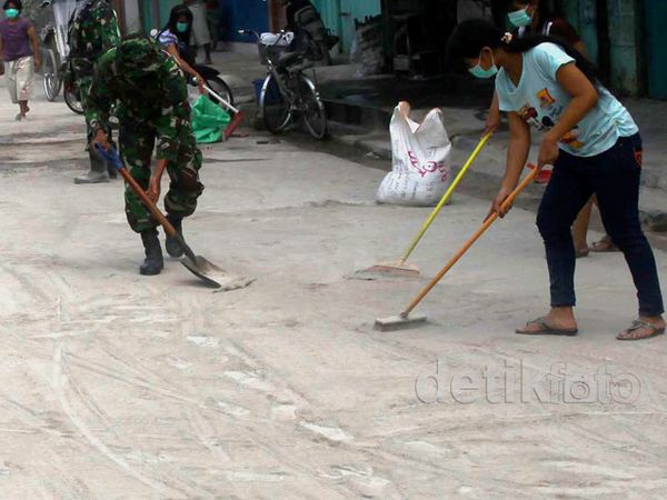 TNI Bantu Bersihkan Abu Kelud