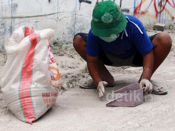 Warga Yogya Bersihkan Abu Kelud
